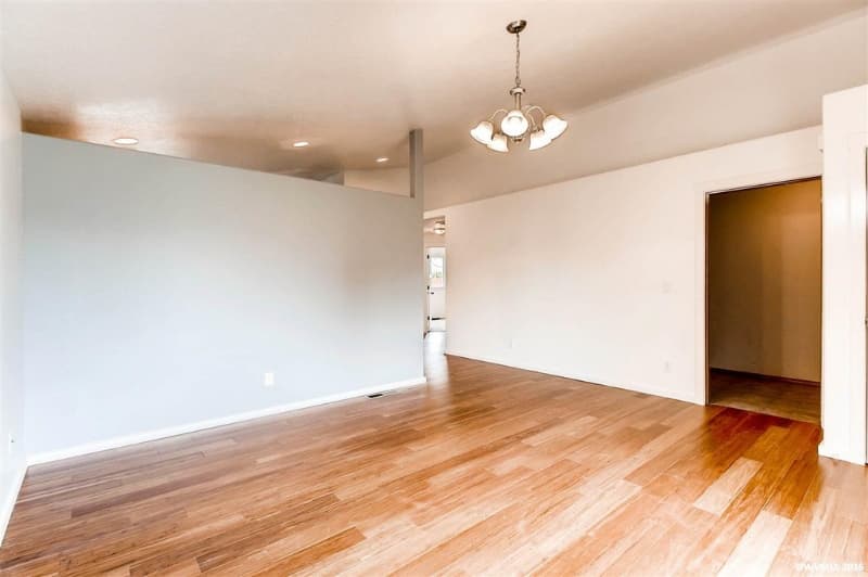 Salem House: 3151 Macy Ct NE