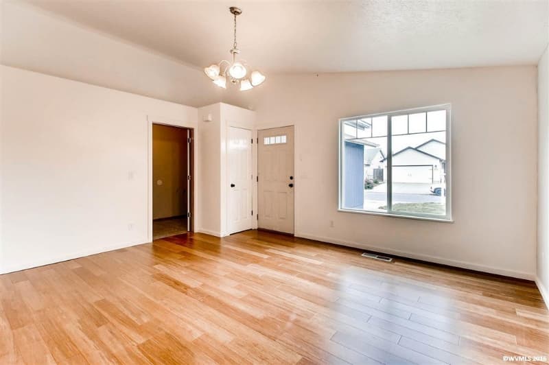 Salem House: 3151 Macy Ct NE