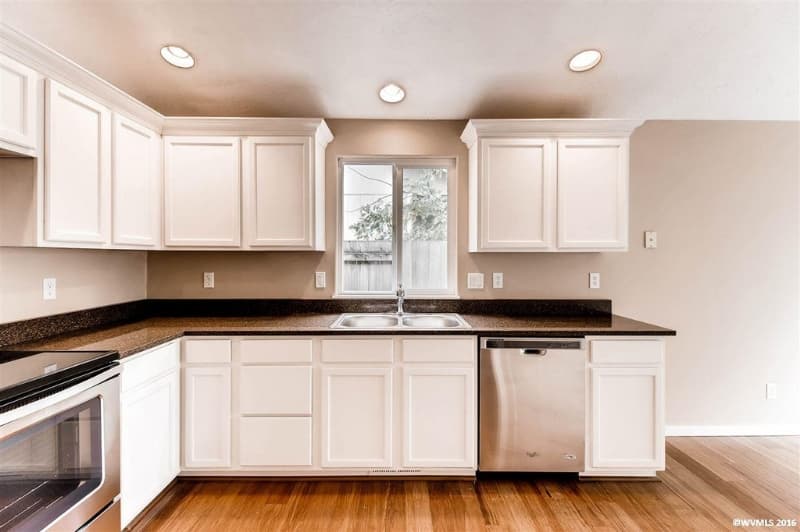 Salem House: 3151 Macy Ct NE
