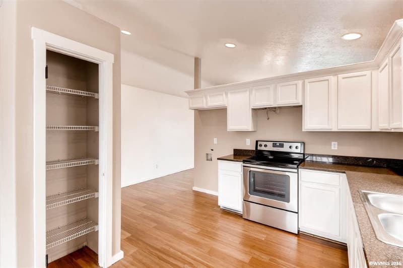 Salem House: 3151 Macy Ct NE