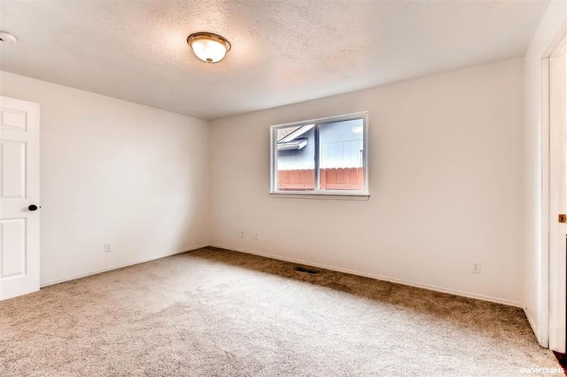 Salem House: 3151 Macy Ct NE
