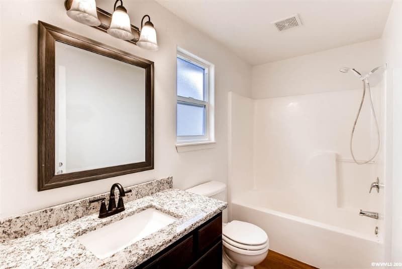 Salem House: 3151 Macy Ct NE