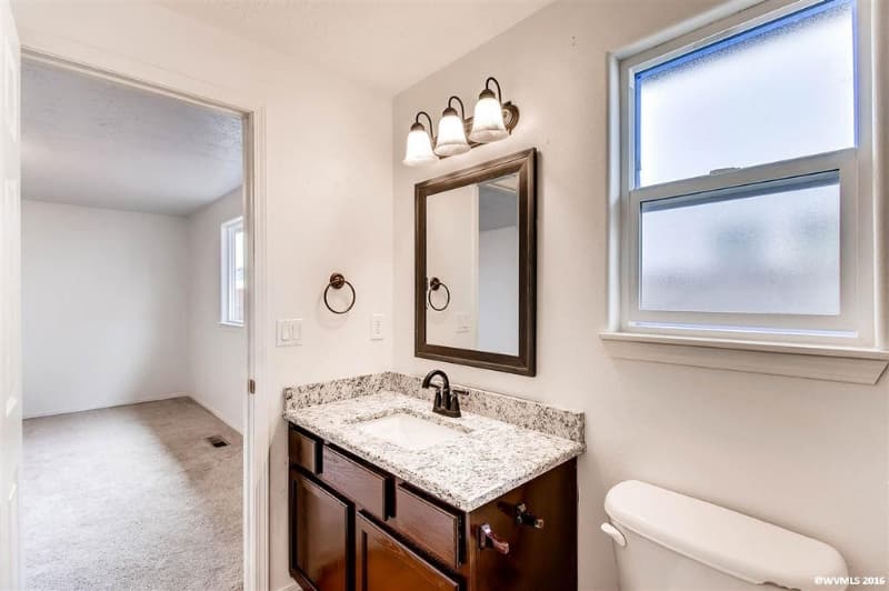 Salem House: 3151 Macy Ct NE