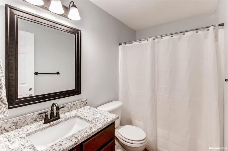 Salem House: 3151 Macy Ct NE