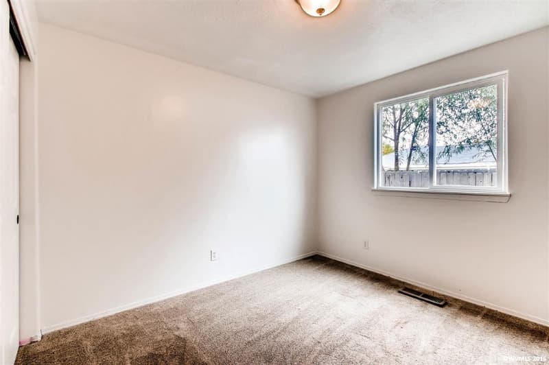 Salem House: 3151 Macy Ct NE