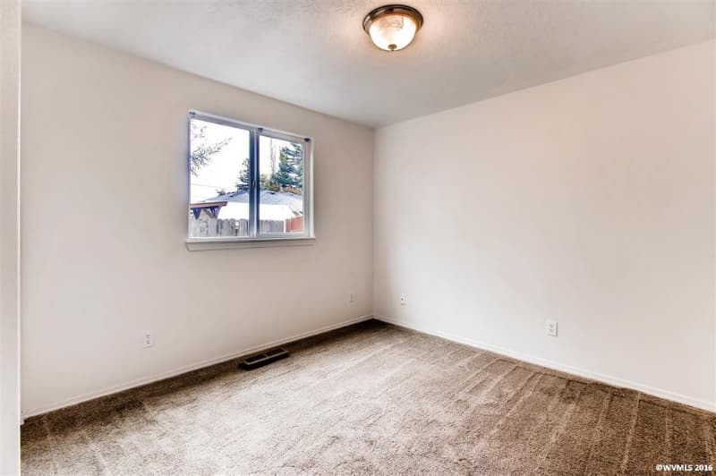 Salem House: 3151 Macy Ct NE