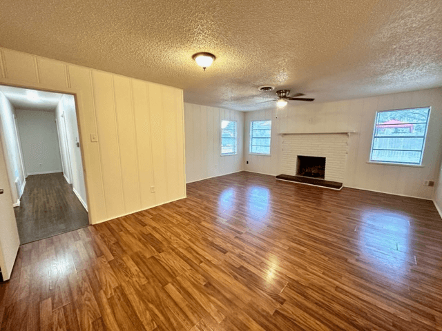 Waco House: 1400 Royal Oaks