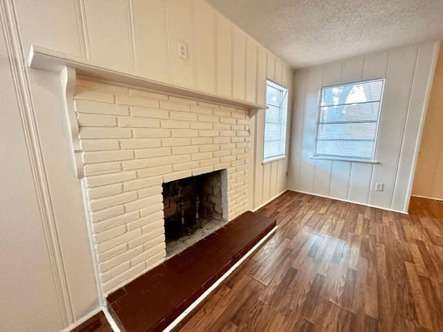 Waco House: 1400 Royal Oaks