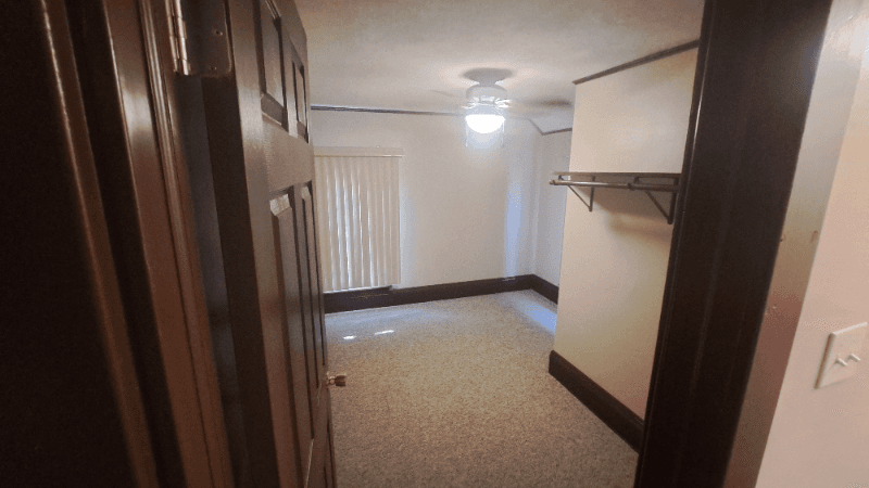 Geneva House: 9000 N Broadway
