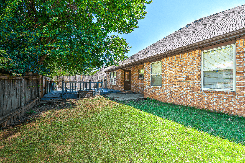 Bentonville House: 103 NE Chicory Ln