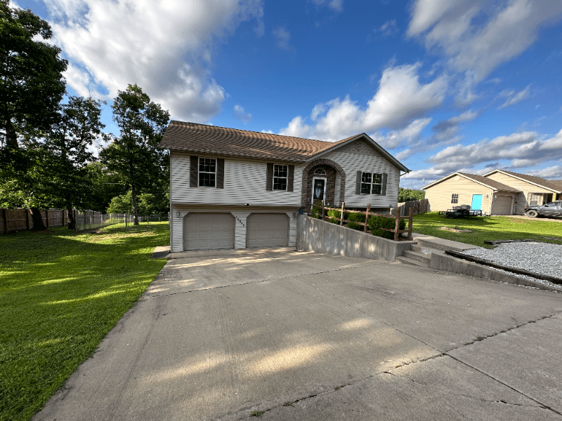 Saint Robert House: 15640 Top Drive