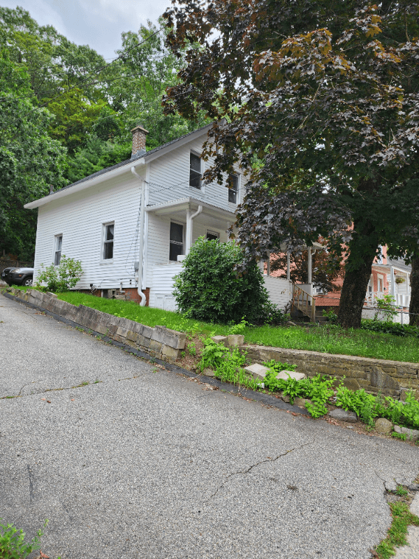 Norwich House: 302 Laurel Hill Ave