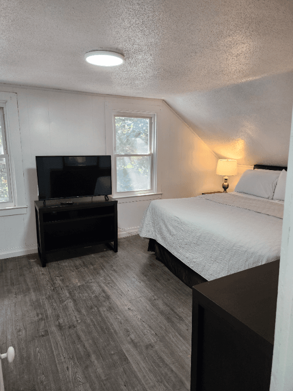 Norwich House: 302 Laurel Hill Ave