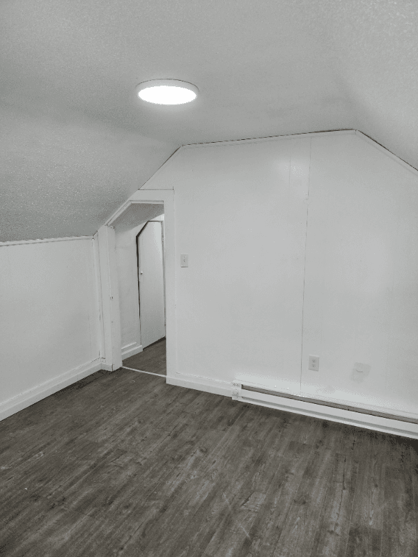 Norwich House: 302 Laurel Hill Ave
