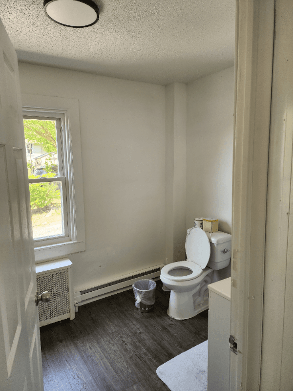 Norwich House: 302 Laurel Hill Ave