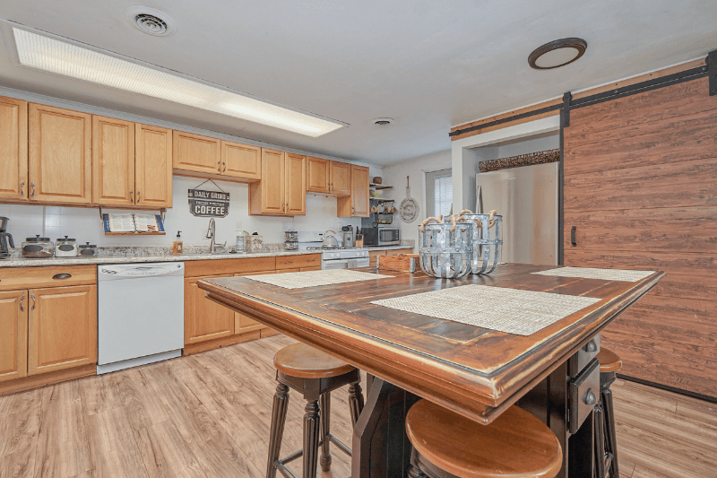 Hampton House: 1901 Demetro Dr