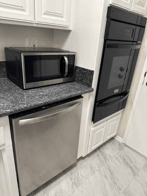 North Hollywood Apartment: 6131 Coldwater Canyon Ave