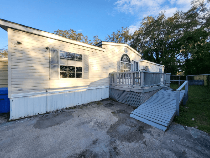 Brandon House: 829 Louise st