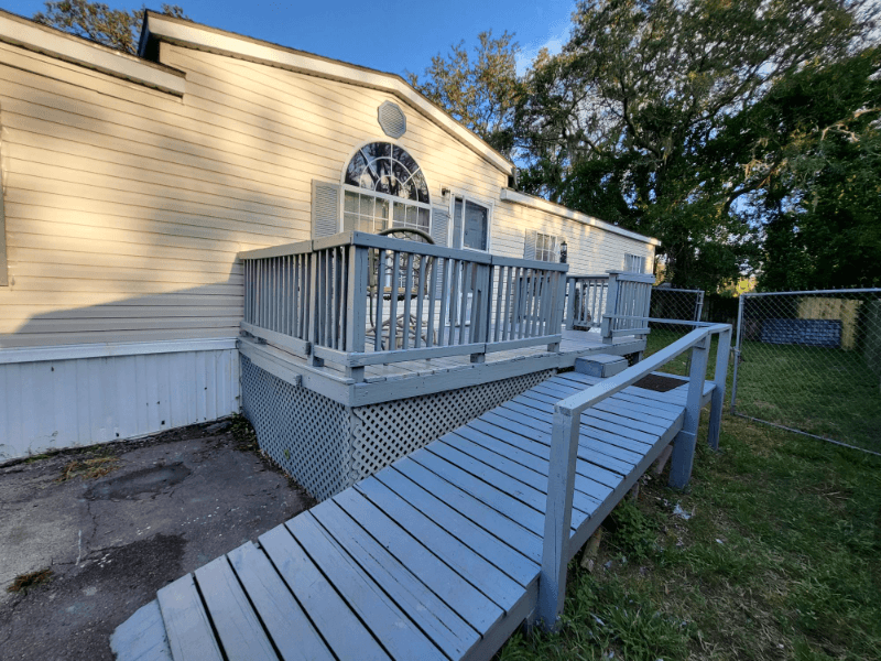 Brandon House: 829 Louise st