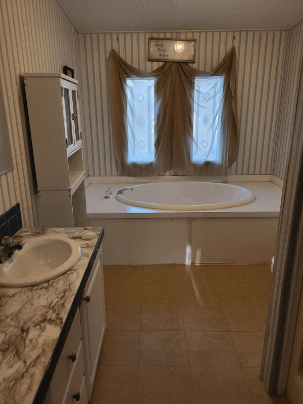 Brandon House: 829 Louise st