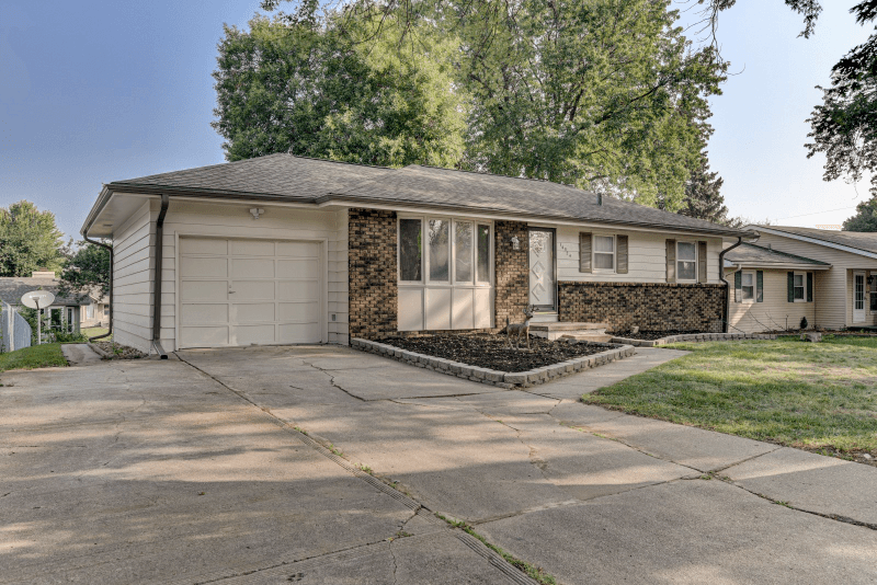 Omaha House: 14524 L Street