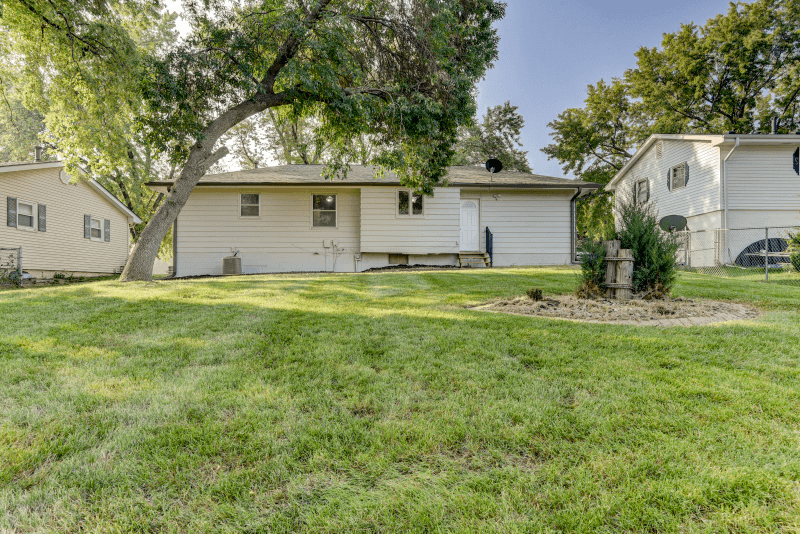 Omaha House: 14524 L Street