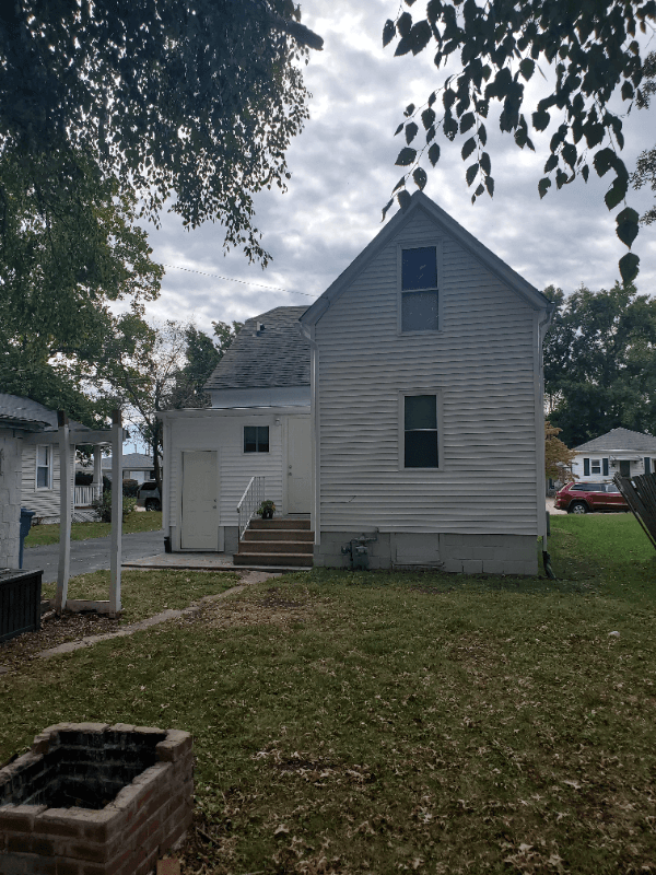 Edwardsville House: 229 3rd Ave