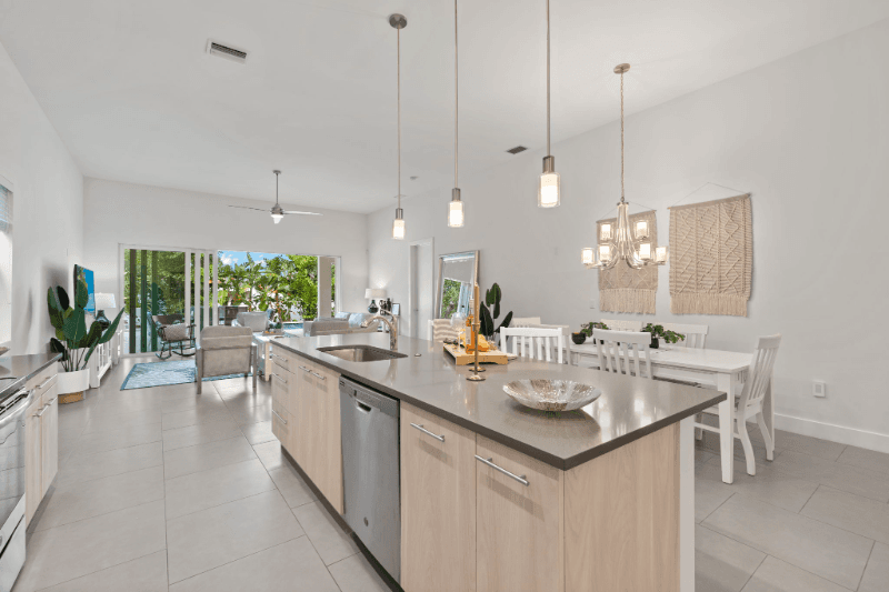 Naples House: 811 108th Ave N