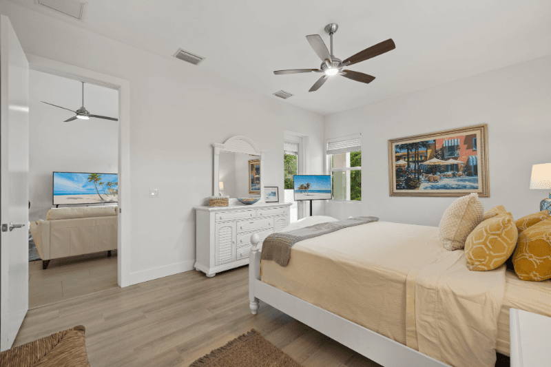 Naples House: 811 108th Ave N