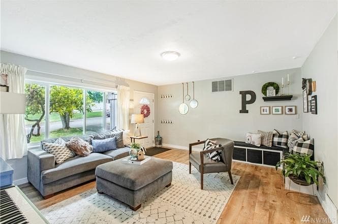 Renton House: 2205 NE 8th St