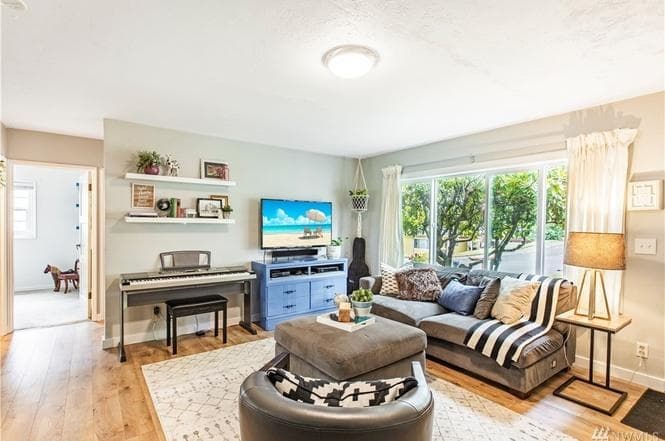 Renton House: 2205 NE 8th St