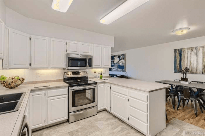 Englewood House: 3378 W Saratoga Ave