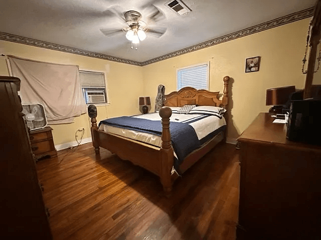 Gloster House: 326 E Tate St