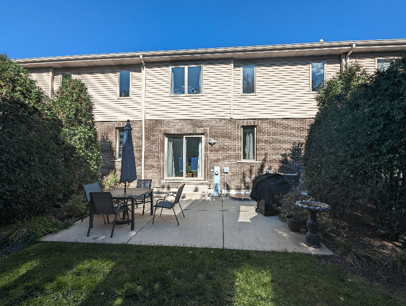 Itasca Townhome: 394 E Tall Oaks Ln