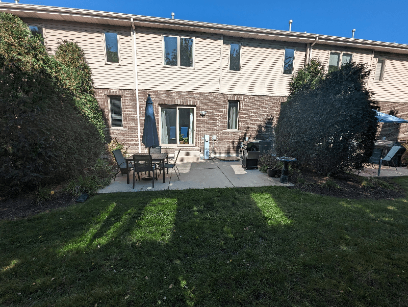 Itasca Townhome: 394 E Tall Oaks Ln