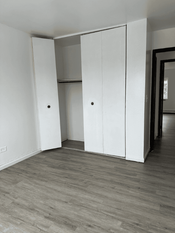 Mount Prospect Apartment: 309 West Hawthorne Circle