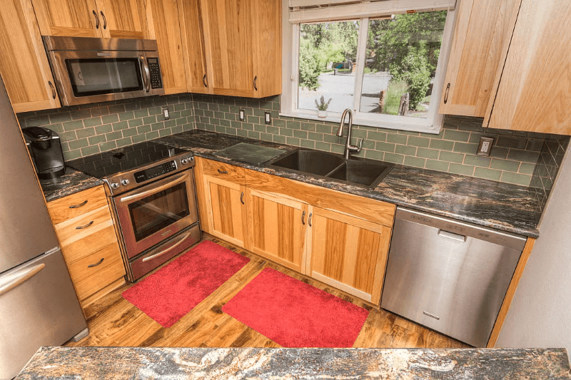 Bend House: 935 SE Douglas Street