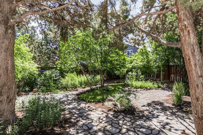 Bend House: 935 SE Douglas Street