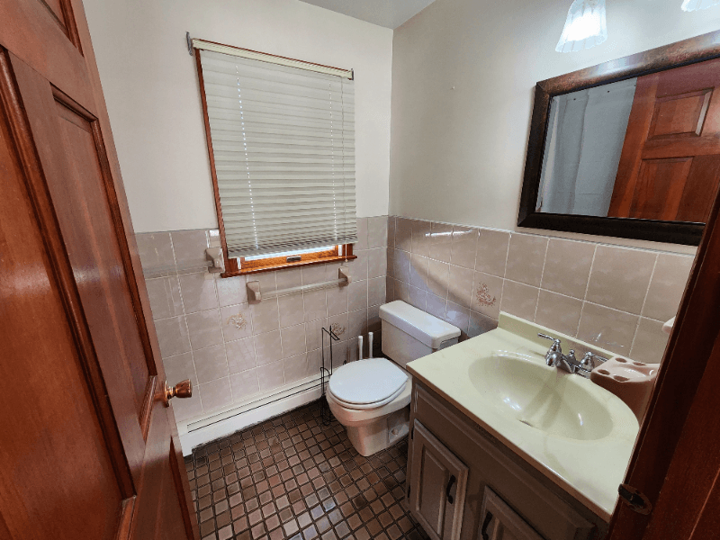 Quincy Single Room: 66 Brook St.