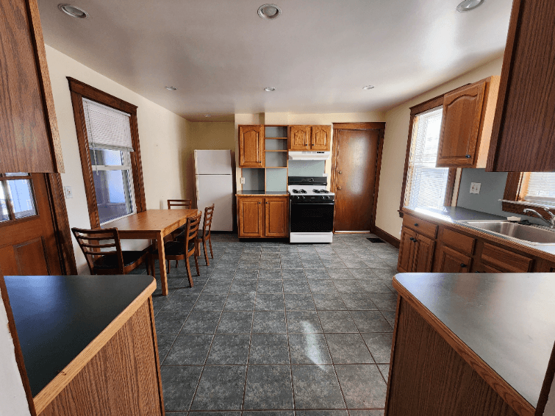 Quincy Single Room: 66 Brook St.