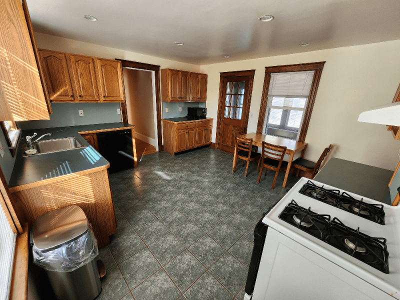 Quincy Single Room: 66 Brook St.