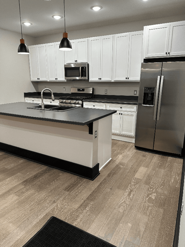 Marseilles Apartment: 430 Main St
