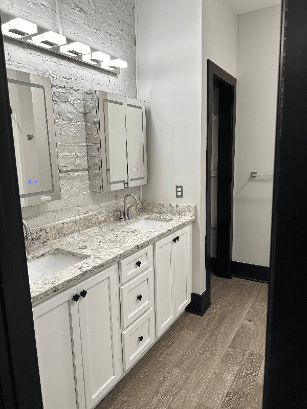 Marseilles Apartment: 430 Main St