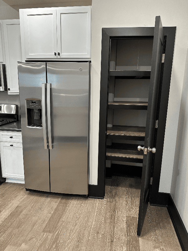 Marseilles Apartment: 430 Main St