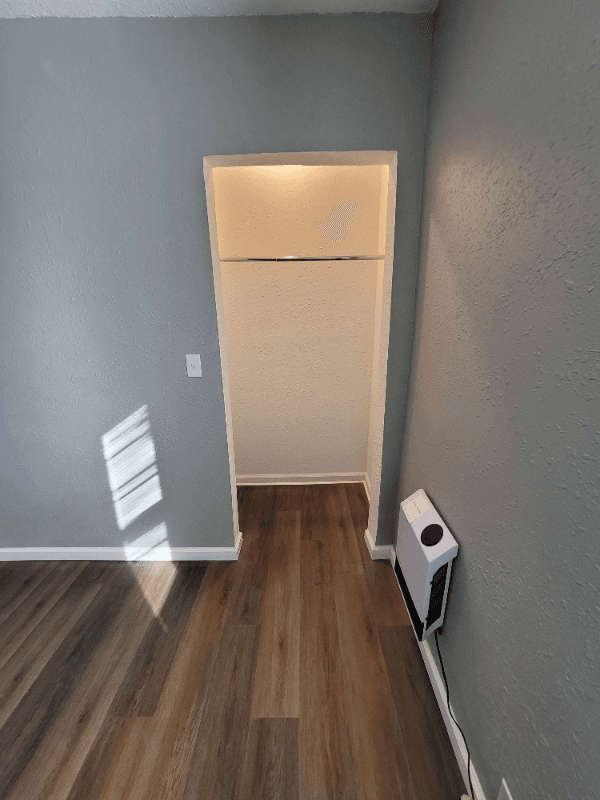 Sugar Creek Apartment: 409 N Sterling Avenue