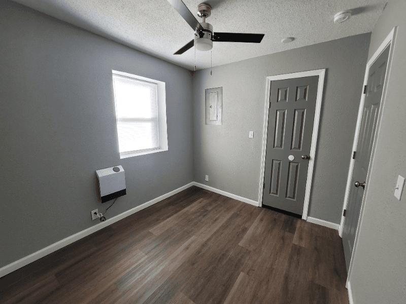 Sugar Creek Apartment: 409 N Sterling Avenue