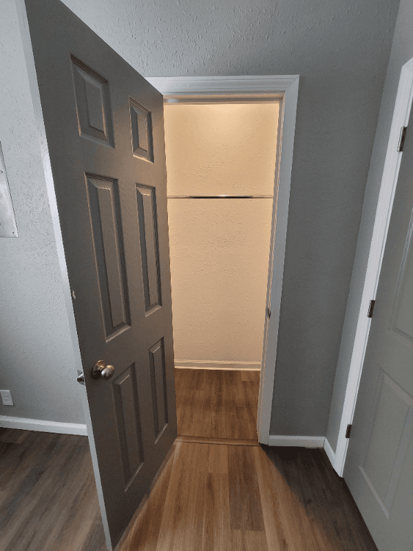 Sugar Creek Apartment: 409 N Sterling Avenue
