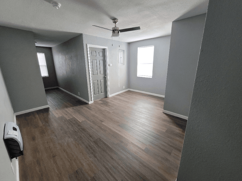 Sugar Creek Apartment: 409 N Sterling Avenue