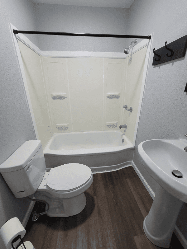 Sugar Creek Apartment: 409 N Sterling Avenue