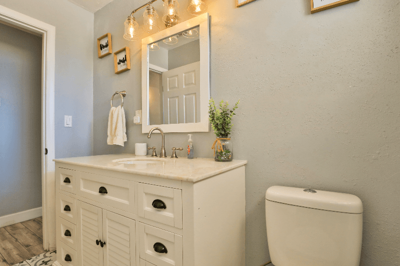 Mesa House: 242 W Jasmine St